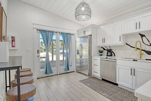 2 King Suites! Heated Pool/Spa + Prime Location