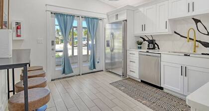 2 King Suites! Heated Pool/Spa + Prime Location