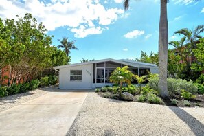 Exterior - Heated Pool & spa! 5 minute walk to beach access! (Bradenton Beach)