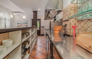 Kjøleskap, ovn, kokeplater og oppvaskmaskin