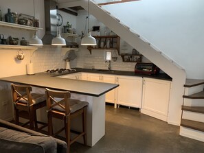 Réfrigérateur, un four, surface de cuisson, lave-vaisselle