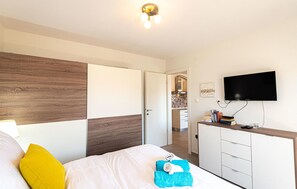 2 bedrooms, travel cot, free WiFi, bed sheets