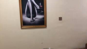 Quellwasserbad, kostenlose Toilettenartikel, Handtücher, Seife