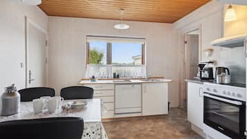 Refrigerador, parrilla de estufa, lavavajillas y cafetera y tetera