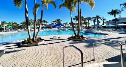 AMZNG Townhome with Heated Pool - 5B 4.5B - Windsor Island Resort near Disney