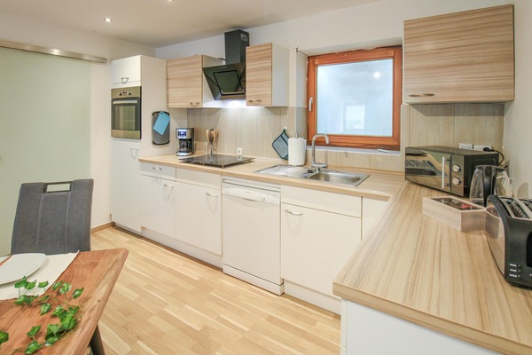 Jääkaappi, liesi, astianpesukone, kahvin-/teenkeitin