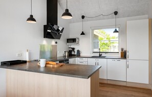 Fridge, stovetop, dishwasher, coffee/tea maker - Stunning home in Hadsund with sauna (Hadsund)