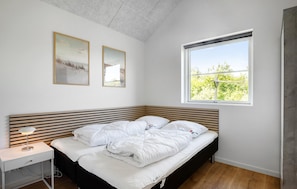 5 bedrooms, travel cot, free WiFi - Stunning home in Hadsund with sauna (Hadsund)