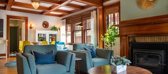 Cozy & Spacious home next to Gorgeous City Park - Outdoor Dining, Hot Tub & Gym!