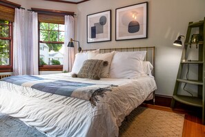 3 bedrooms, desk, iron/ironing board, travel cot - Cozy & Spacious home next to Gorgeous City Park - Outdoor Dining, Hot Tub & Gym! (Providence)