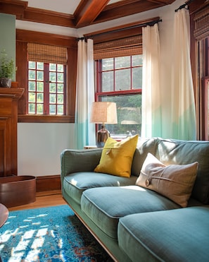 Smart TV, fireplace, books - Cozy & Spacious home next to Gorgeous City Park - Outdoor Dining, Hot Tub & Gym! (Providence)