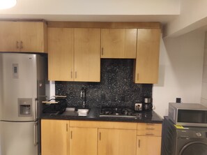 Batterie de cuisine, vaisselle et ustensiles, tables à manger