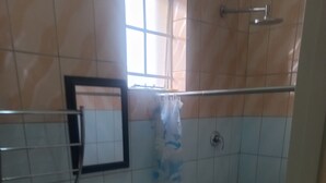 Une petite salle de bain avec un lavabo, des toilettes et une douche.