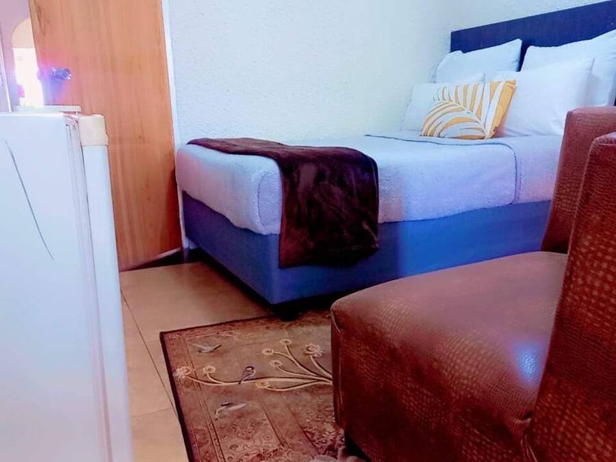 Værelse | Allergivenligt sengetøj, skrivebord, arbejdsområde til bærbare computere