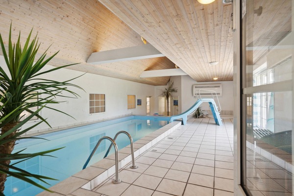 Innendørsbasseng