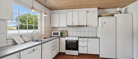 Geladeira, cooktop, lava-louças, cafeteira/chaleira