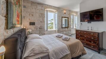 Grand Apartment with Sea View and Balcony | 1 quarto, cofres nos quartos, Wi-Fi de cortesia