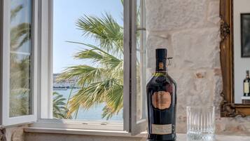 Grand Apartment with Sea View and Balcony | 1 quarto, cofres nos quartos, Wi-Fi de cortesia