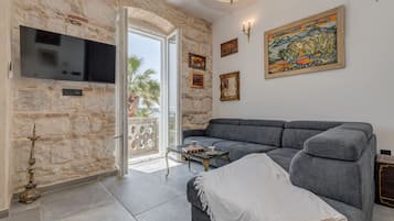 Grand Apartment with Sea View and Balcony | Área de estar | TV de tela plana 100 cm com canais via satélite, TV