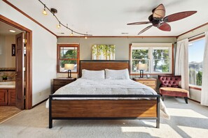 4 sovrum, skrivbord, strykjärn/strykbräda och resesäng