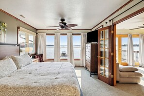 4 bedrooms, desk, iron/ironing board, travel cot - Incredible Lake Views Only Steps Away from The Water (Forest Lake)