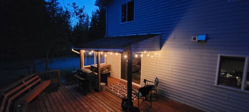 Beautiful valley retreat only 2.6 miles from the glacier and close to airport!