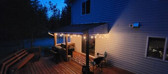 Beautiful valley retreat only 2.6 miles from the glacier and close to airport!