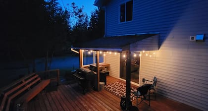 Beautiful valley retreat only 2.6 miles from the glacier and close to airport!