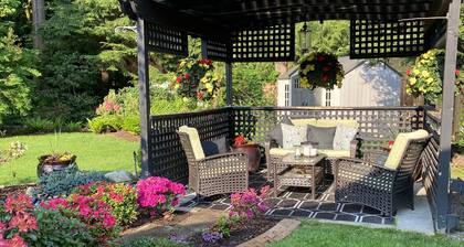 Cozy like home Rural feel in urban area central to sightseeing . Close to shops