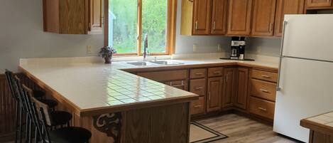 Een koelkast, een magnetron, een oven, een kookplaat