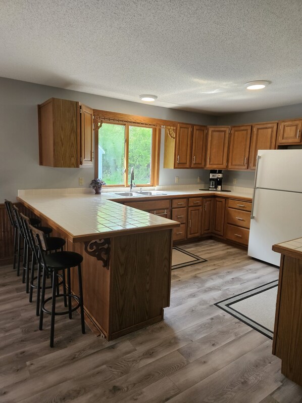 Fridge, microwave, oven, stovetop - Quiet Country Aire is what we are all about. Relaxing, peaceful, and beautiful! (Medford)