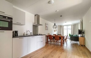 Een koelkast, een kookplaat, een vaatwasser