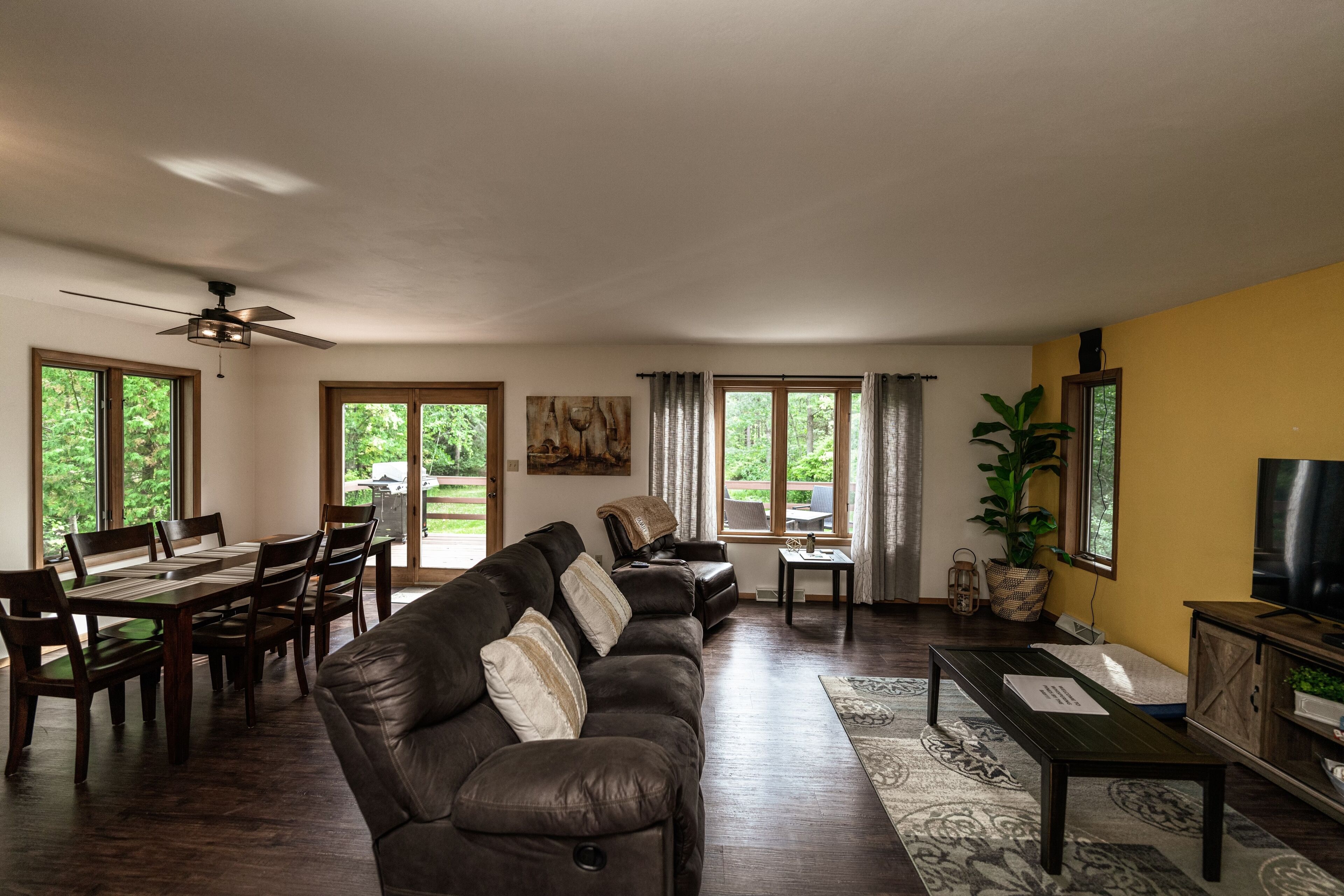 Älytelevisio, takka, pöytäjalkapallopöytä