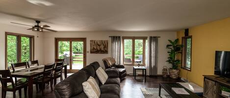 Smart-tv, eldstad och bordsfotboll