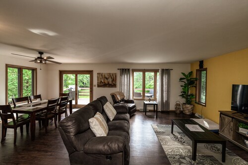 Whispering Pines By The Bay, quiet seclusion near water and town