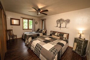 3 bedrooms, free WiFi - Whispering Pines By The Bay, quiet seclusion near water and town (Sturgeon Bay)