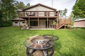 Terrace/patio - Whispering Pines By The Bay, quiet seclusion near water and town (Sturgeon Bay)