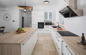 Kjøleskap, ovn og oppvaskmaskin