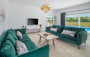 TV, table tennis - Stunning home in Pifari (Pifari)