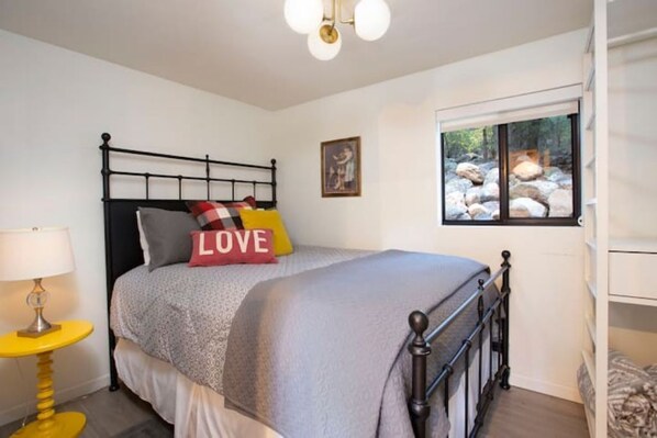 1 bedroom, travel crib, WiFi