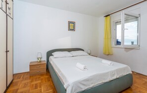 1 bedroom, iron/ironing board, bed sheets