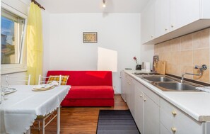 Fridge, microwave, stovetop, cookware/dishes/utensils - 1 bedroom awesome apartment in Njivice (Njivice)