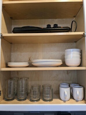 Kühlschrank, Mikrowelle, Wasserkocher mit Kaffee-/Teezubehör, Toaster