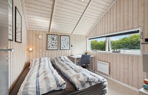 4 bedrooms, travel crib, free WiFi