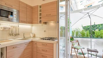 Réfrigérateur, plaque de cuisson, lave-vaisselle, cafetiÚre/bouilloire