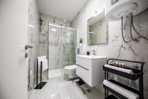 Dusche, Haartrockner, Handtücher, Seife