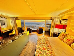 1 室のベッドルーム、デスク、アイロン / アイロン台、旅行用ベビーベッド