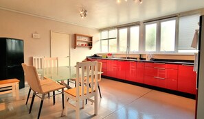 Apartamento standard | Cozinha privada | Geladeira grande, micro-ondas, fogão, cooktop