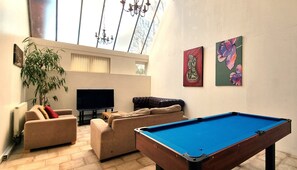 Apartamento standard | Área de estar | TV de tela plana