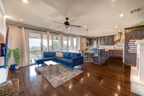 Smart TV, fireplace, books, stereo - Modern Farmhouse w/ Hill Country Views, EV, Wineries, Large Patio (Dripping Springs)